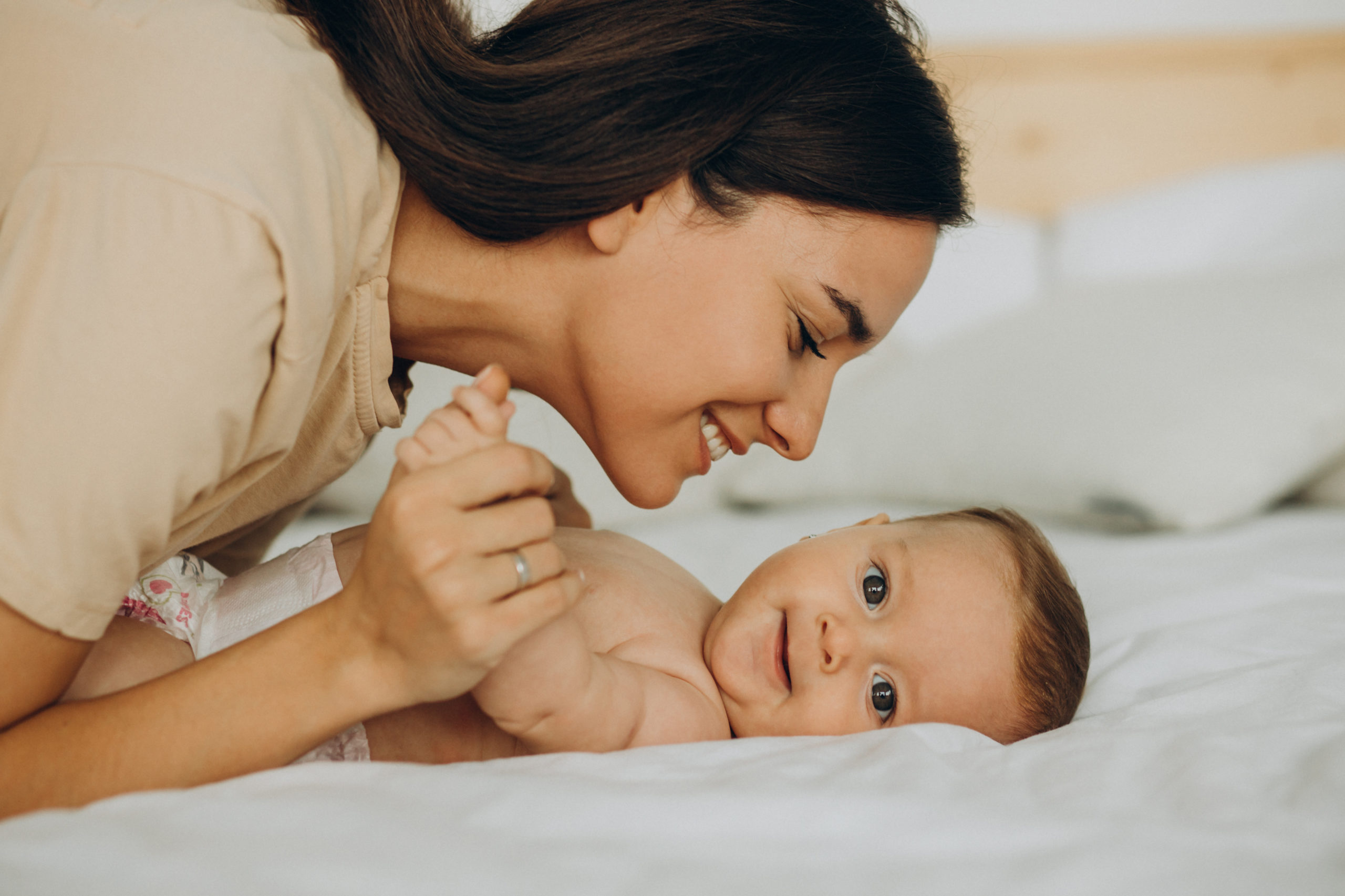 Young mother 5. Дочка лежит на маме. Руский сөкс мама с малышом. Молозиво после родов фото.